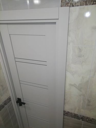 Выполнена установка запорного механизма в деревянное полотно. Проведены работы по вырезанию отверстия, закреплению ручки и проверке функционирования. Всё выполнено аккуратно и надёжно.