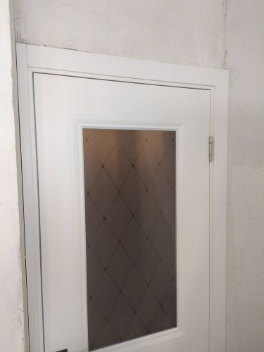 Установлена новая межкомнатная дверь с одной створкой, выполнена подгонка по размеру проема, закреплены петли, врезан замок, отрегулирована фурнитура, обеспечена плавность открывания.