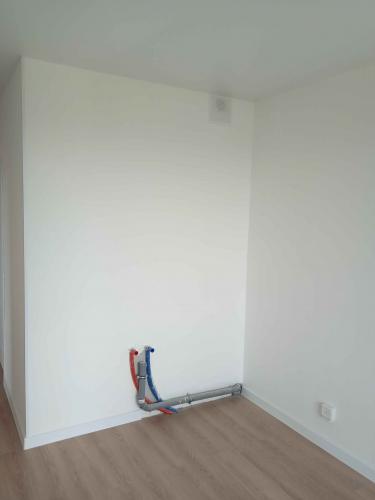 Проведены точные измерения помещения, учтены расположения коммуникаций и вентиляции, подготовлены чертежи для проектирования мебели, учтены все особенности стен и пола.