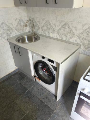 Установлена новая столешница из ДСП, врезана мойка, подключен смеситель. Все элементы надежно закреплены, обеспечена герметичность соединений. Рабочая поверхность готова к использованию.