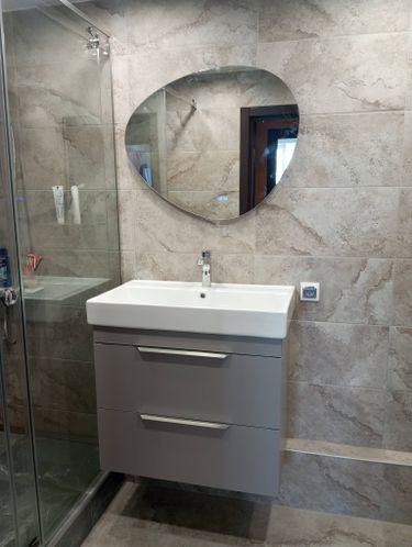 Установлен новый смеситель на раковину в ванной комнате. Проведены работы по подключению к водопроводу, проверена герметичность соединений, обеспечена функциональность и эстетичный вид.