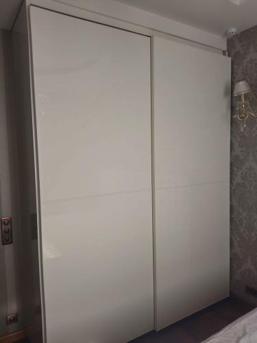 Установлены новые раздвижные створки, отрегулированы направляющие, обеспечена плавность движения, проверена надежность креплений, завершена отделка, обновлен внешний вид мебели.