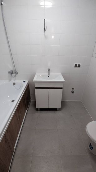 Установлен новый запорный элемент, обеспечивающий надежное функционирование водопровода. Старый механизм демонтирован, произведена герметизация соединений для предотвращения протечек.