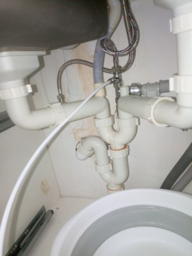 Установка проточного фильтра под мойку