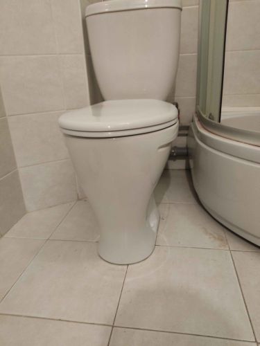 Установлено сантехническое оборудование на плиточное покрытие, подключены коммуникации, герметизированы соединения, проверена работоспособность, обеспечена устойчивость конструкции.