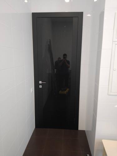 Установлено новое дверное полотно, отрегулированы петли, закреплена ручка, проверена плавность открывания и закрывания, обновлён внешний вид, улучшена функциональность.