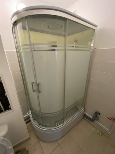 Завершена установка новых водопроводных труб в ванной комнате. Проведена замена старых коммуникаций на современные, обеспечивающие надежное водоснабжение. Установлена душевая кабина.