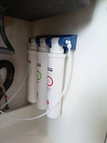 Установка проточного фильтра под мойку