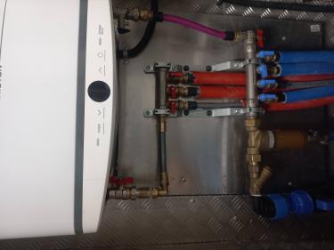 Заменены поврежденные участки, установлены новые фитинги, укреплены соединения, проверена герметичность, восстановлено водоснабжение. Система функционирует исправно, утечек нет.