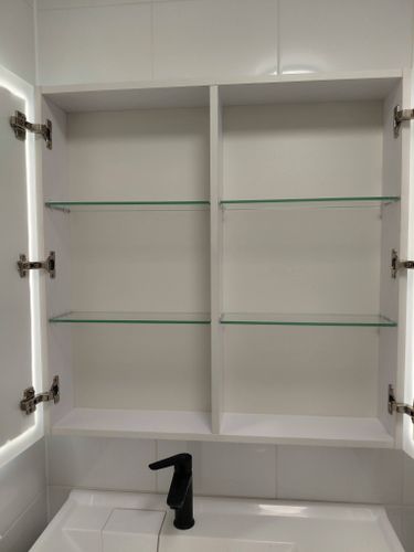 Монтаж зеркального шкафа с подсветкой