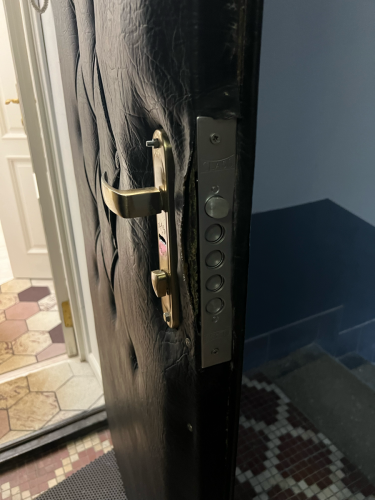 Установлен новый замок на входную дверь, обеспечивающий надежную защиту. Проведена точная подгонка механизма, крепление выполнено аккуратно, ручка закреплена прочно, работа завершена качественно.