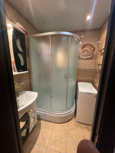 Из ванной комнаты аккуратно убрали душевую конструкцию, отсоединили трубы, демонтировали двери и панели, освободили пространство для дальнейших работ, обеспечив чистоту и порядок.