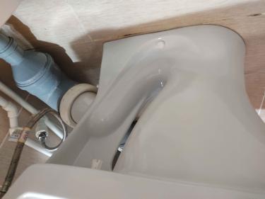 Установлено сантехническое оборудование, подключены трубы, зафиксированы крепления, проверена герметичность соединений, выполнена регулировка положения, проведено тестирование функциональности.