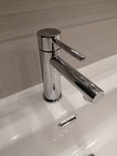 Установлен новый хромированный кран на кухонную раковину. Проведены работы по демонтажу старого оборудования, подключены водопроводные шланги, проверена герметичность соединений.