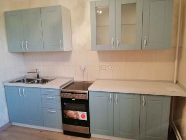 Установлены шкафы, закреплены фасады, смонтирована столешница, подключена мойка и плита. Все элементы аккуратно выровнены и зафиксированы, обеспечивая функциональность и эстетичный вид.