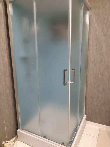 Удалена старая ванна, установлена новая душевая кабина с прозрачными дверями. Подключены коммуникации, герметизация швов, проверена функциональность. Обновлён интерьер.