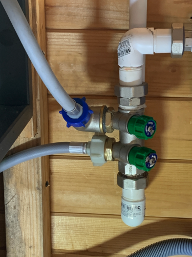 Проведена замена водяных шлангов, проверка соединений, устранение утечек, настройка клапанов, тестирование системы, восстановление герметичности, улучшение функциональности устройства.