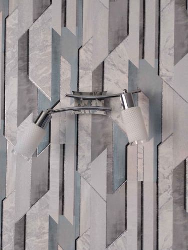 Светильник закреплен на стене, подключен к электросети, проверена его работоспособность. Устройство гармонично вписывается в интерьер, обеспечивая равномерное освещение.