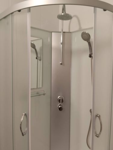 Изображение демонстрирует завершенную установку нового бачка. Старый элемент демонтирован, произведен монтаж нового, подключены все необходимые коммуникации, проверена герметичность.