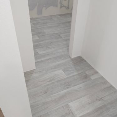 Покрытие уложено на подготовленное основание, стыки аккуратно подогнаны, поверхность ровная, без изъянов. Пол гармонично вписывается в интерьер, создавая уютную атмосферу.