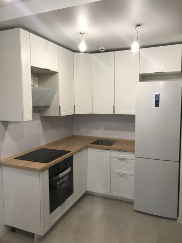 Установлены шкафы, закреплены фасады, смонтирована столешница, врезана мойка, подключена варочная панель, размещена вытяжка, установлены ручки, отрегулированы дверцы, подключены светильники.