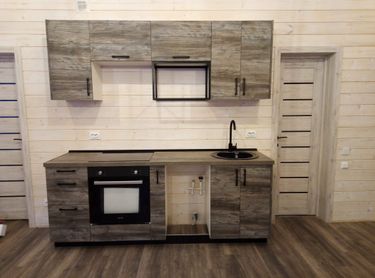 Собраны шкафы, установлены фасады, закреплены ручки, смонтирована столешница, подключена мойка, встроена плита, выполнен монтаж фурнитуры, проведена подводка коммуникаций.