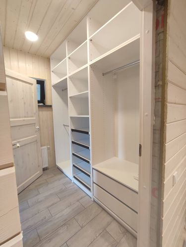 Установлена полка в гардеробной, закреплена на стене, обеспечена надежная фиксация. Полка выровнена по уровню, проверена на устойчивость, готова к использованию для хранения вещей.