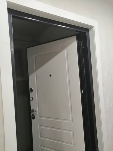 Произведена установка дверной конструкции с ровными линиями, аккуратными стыками и надежной фиксацией. Поверхность гладкая, без дефектов, гармонично вписывается в интерьер.