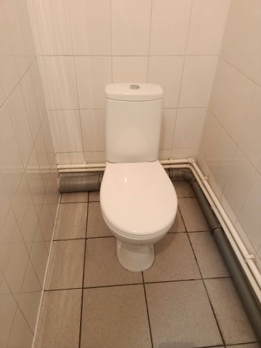 Установлен новый бачок, подключены коммуникации, проверена герметичность соединений, отрегулирована система слива, проведена проверка функциональности.