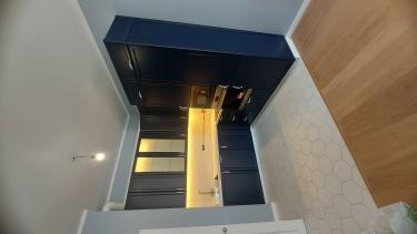 Установлены шкафы, смонтирована столешница, подключены бытовые приборы, вмонтирована мойка, проведена подсветка, закреплены ручки, выровнены фасады, завершена отделка.