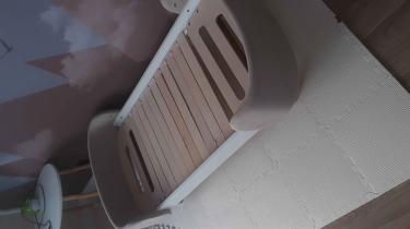 Проведена замена сломанных ламелей, укреплены боковые панели, проверены и затянуты все крепления. Обновлён каркас, обеспечена надежность и долговечность конструкции.