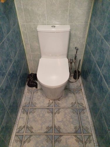 Установлен новый напольный унитаз, подключены коммуникации, проверена герметичность соединений, закреплено сиденье, проведена проверка работы сливного механизма, убран мусор.