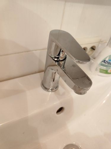 Выполнена замена внутреннего механизма смесителя. Старый элемент демонтирован, установлен новый. Обеспечена герметичность соединений, проверена работоспособность устройства.