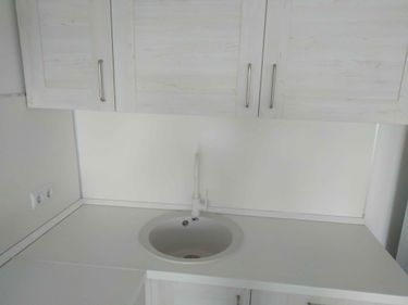 Выполнена установка столешницы с вырезом под раковину, обеспечена точная подгонка и аккуратная отделка краев, что создает цельный и эстетичный вид кухонной поверхности.