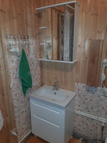 Выполнена установка нового крана: старый демонтирован, произведена очистка резьбы, применены уплотнители, проверена герметичность соединений, восстановлено водоснабжение, устранены протечки.