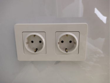 Установлено двойное гнездо на стене, подключено к электросети, закреплено вровень с поверхностью, проверена работоспособность, обеспечена безопасность использования.