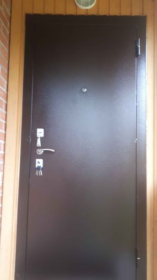 Установлена новая металлическая конструкция, выполнено закрепление в проеме, добавлены петли, замки, ручки. Проверена функциональность, обеспечена надежность и герметичность.