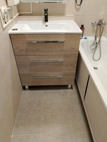 Установлено новое оборудование, заменены старые элементы, подключены водопроводные трубы, проверена герметичность соединений, выполнено тестирование на утечки, обеспечена функциональность.