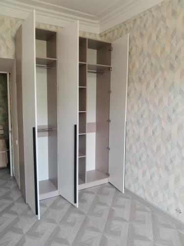 Собран шкаф с дверцами и полками, установлены направляющие для ящиков, закреплены ручки, проверена устойчивость конструкции, выровнены детали, обеспечена плавность выдвижения.