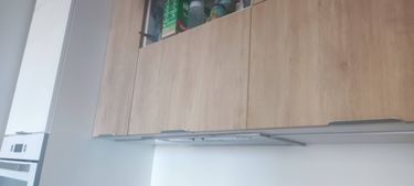 Собрана кухня: установлены шкафы, закреплены фасады, смонтирована столешница, подключена техника, выполнена подгонка деталей, обеспечена функциональность и эстетика интерьера.