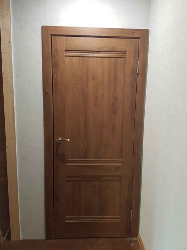 Установлены доборы на межкомнатную дверь, обеспечивая плотное прилегание и эстетичное оформление. Завершён монтаж, добавлены декоративные элементы, улучшена звукоизоляция.