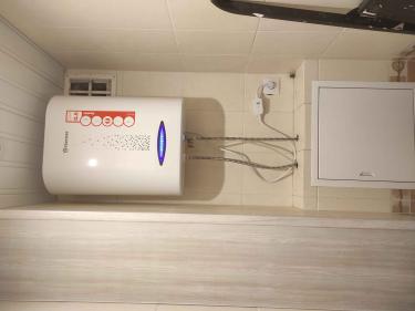 Выполнена замена нагревательного элемента, очищен бак от накипи, проверены соединения и восстановлена герметичность. Устройство протестировано, функционирует корректно.