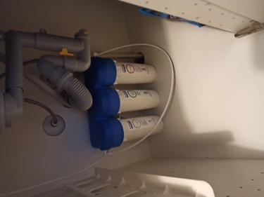 Заменены три картриджа в системе очистки. Удалены старые элементы, установлены новые. Проверена герметичность соединений, система протестирована на работоспособность.