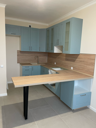 Выполнена установка кухонных панелей: точная подгонка, аккуратная сборка, гармоничное сочетание материалов. Завершенный проект демонстрирует функциональность и современный стиль.