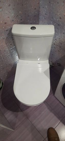 Установлено новое сантехническое оборудование. Закреплено на полу, подключено к водопроводу и канализации. Проверена герметичность соединений. Работы завершены аккуратно и качественно.