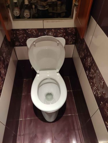 Установлено новое сантехническое оборудование, подключены коммуникации, проверена герметичность соединений, выполнена отделка прилегающей зоны, обеспечена функциональность системы.