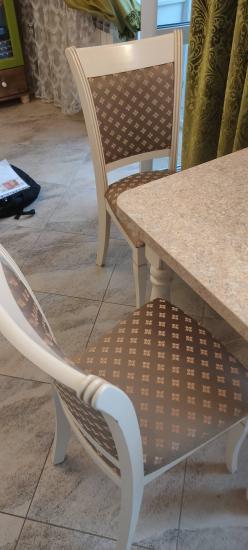 Изображены стулья после обновления: заменены крепления, восстановлены ножки, укреплены швы, обновлено покрытие, устранены царапины, улучшена устойчивость, возвращена функциональность.