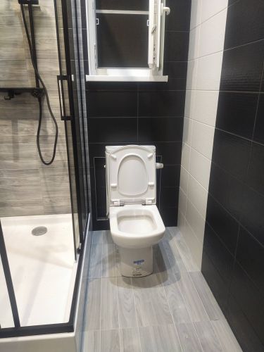 Установлен новый бачок, подключены коммуникации, проверена герметичность соединений, выполнена регулировка механизма слива, проведена очистка рабочей зоны.