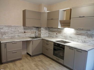 Выполнена точная подгонка кухонных панелей, обеспечивающая идеальное прилегание и гармоничный внешний вид. Фасады аккуратно установлены, создавая современный и стильный интерьер.