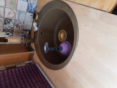 Проведены работы по устранению засора в раковине. Использован вантуз для прочистки труб. Вода теперь свободно уходит, проблема решена.